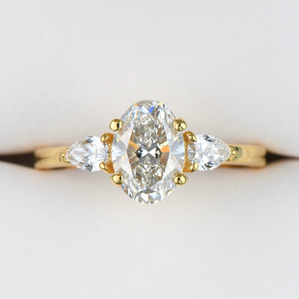 Elegant Gold Diamond Ring - Picture 1 of 3